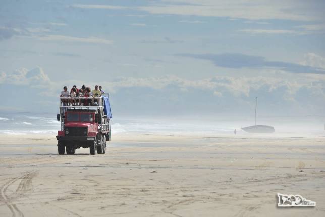 Mais um caminhão abarrotado de turistas chega a Cabo Polonio, no litoral do Uruguai